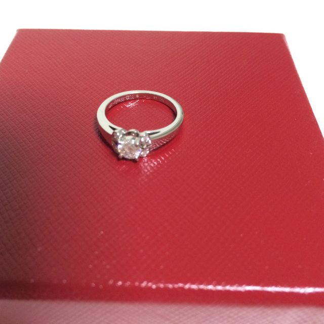 【カルティエ(Cartier)の口コミ】 ダイヤ部分と指が直接触れないように、リングがダイヤ部分のみ2重になって…