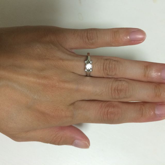 【カルティエ(Cartier)の口コミ】 ダイヤ部分と指が直接触れないように、リングがダイヤ部分のみ2重になって…