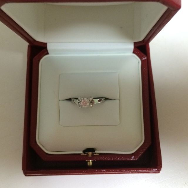 【カルティエ(Cartier)の口コミ】 ダイヤ部分と指が直接触れないように、リングがダイヤ部分のみ2重になって…