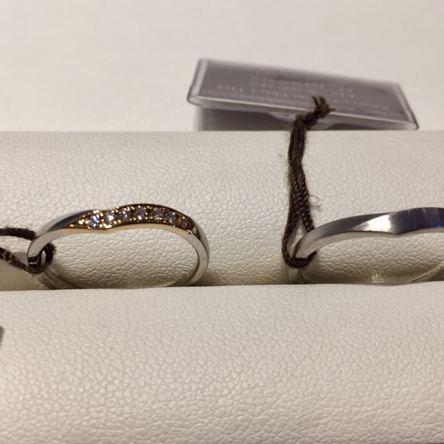 【CHER LUV(シェールラブ)の口コミ】 アンティーク調のデザインに惹かれました。
派手すぎない為、結婚指輪とし…