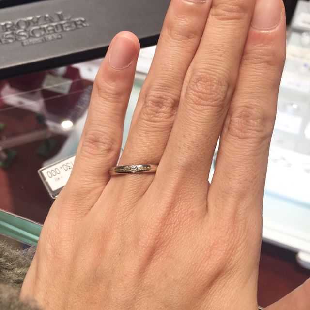 【モニッケンダム(MONNICKENDAM)の口コミ】 センターにイエローゴールドのラインが入っており、女性用の指輪にはダイ…