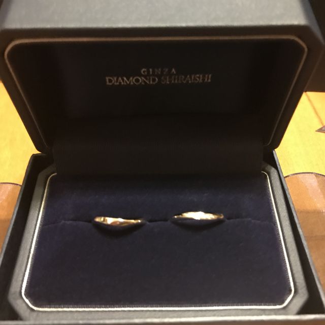 【銀座ダイヤモンドシライシの口コミ】 婚約指輪と重ね付け出来るデザインであったことと、婚約指輪のダイヤモン…