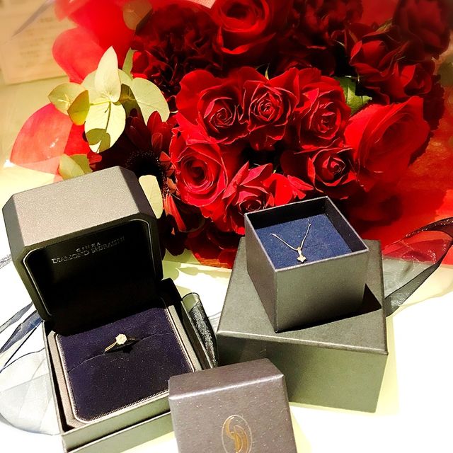 【銀座ダイヤモンドシライシの口コミ】 彼がダイヤモンドの質にこだわって選んでくれました。カットが素敵です。…