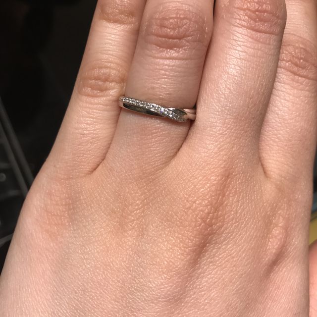 【エクセルコダイヤモンド(EXELCO DIAMOND)の口コミ】 長めに入ったウェーブのデザインが気に入りました。メレダイヤも全面に長…