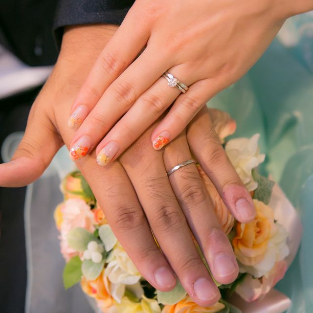 【サマンサシルヴァブライダルの口コミ】 結婚指輪は一生着ける物なので、歳をとっても不自然でないようにシンプル…