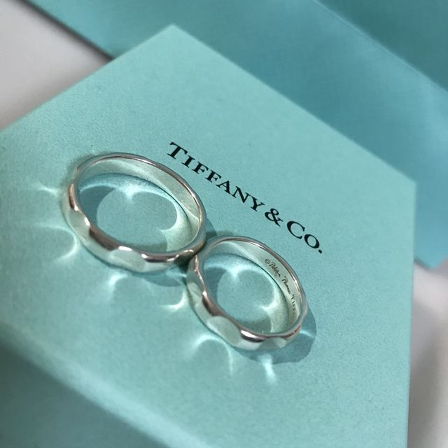 【ティファニー(Tiffany & Co.)の口コミ】 夫婦ともにアパレル勤務なため、ファッションに響きすぎないリングを探し…