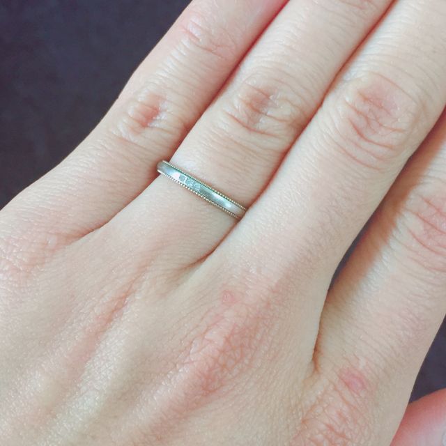 【Sirena Azzurro(セイレーン アズーロ)の口コミ】 《デザイン面》ペアでありながらも、素材(内側と外側)や太さ、石の有無な…