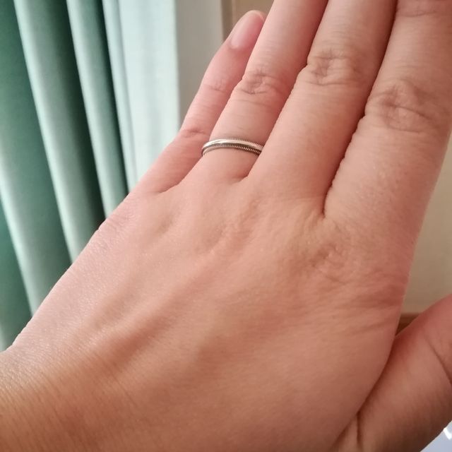 【ティファニー(Tiffany & Co.)の口コミ】 シンプルで着けていて邪魔にならないものを探していました。婚約指輪と一…
