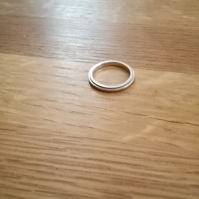 【ティファニー(Tiffany & Co.)の口コミ】 シンプルで着けていて邪魔にならないものを探していました。婚約指輪と一…