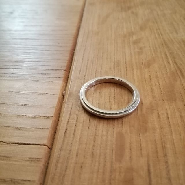 【ティファニー(Tiffany & Co.)の口コミ】 シンプルで着けていて邪魔にならないものを探していました。婚約指輪と一…