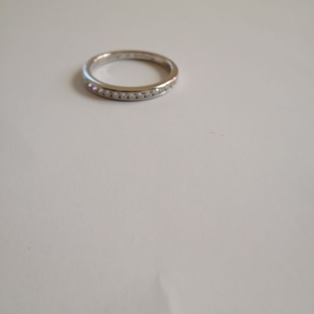 【ティファニー(Tiffany & Co.)の口コミ】 ダイアモンドの形がきれいで半分だけ石がついているのが主張がつよすぎず…