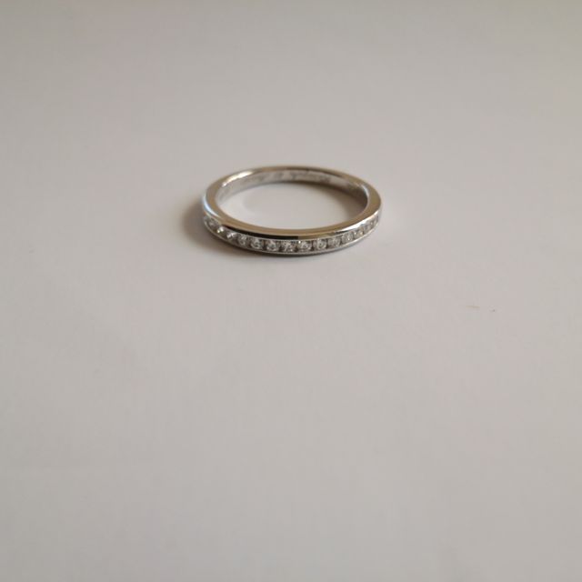 【ティファニー(Tiffany & Co.)の口コミ】 ダイアモンドの形がきれいで半分だけ石がついているのが主張がつよすぎず…