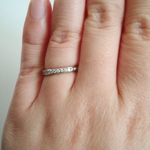 【ティファニー(Tiffany & Co.)の口コミ】 ダイアモンドの形がきれいで半分だけ石がついているのが主張がつよすぎず…