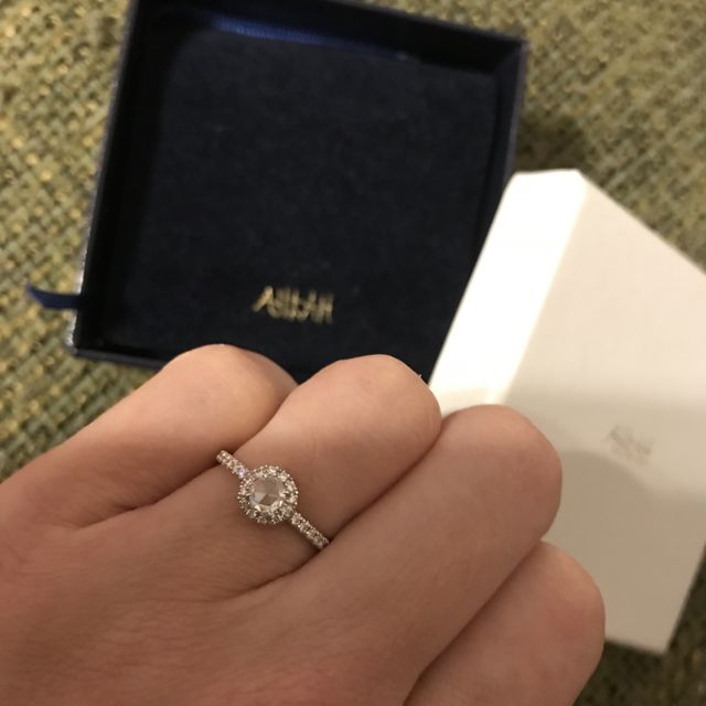 【AHKAH(アーカー)の口コミ】 元々アーカーのアクセサリーが好きだったので、婚約指輪はアーカーでお願…