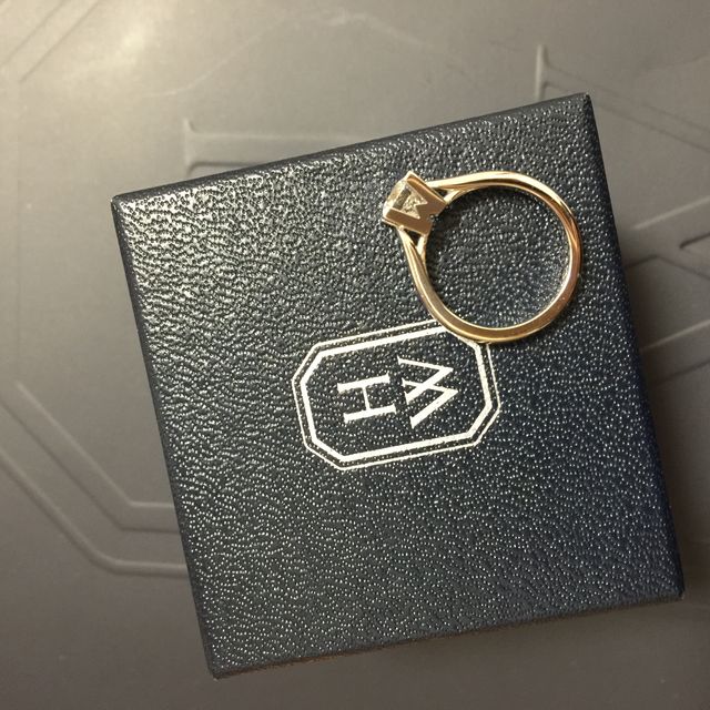 【ハリー・ウィンストン(Harry Winston)の口コミ】 ダイヤモンドが大きく見える

ダイヤモンドを止めてある縦詰めが太いため…