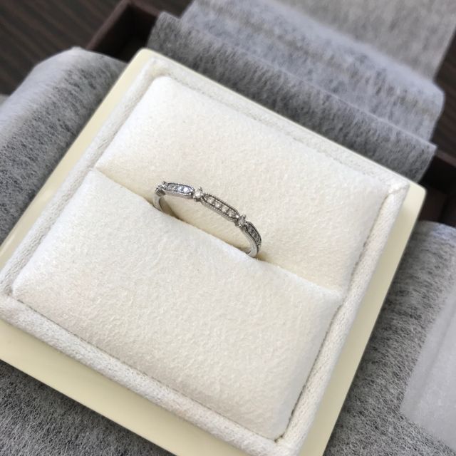 【LUCIE(ルシエ)の口コミ】 婚約指輪とおなじラインで一緒に着けたいと思い決めました。
特に毎日着け…