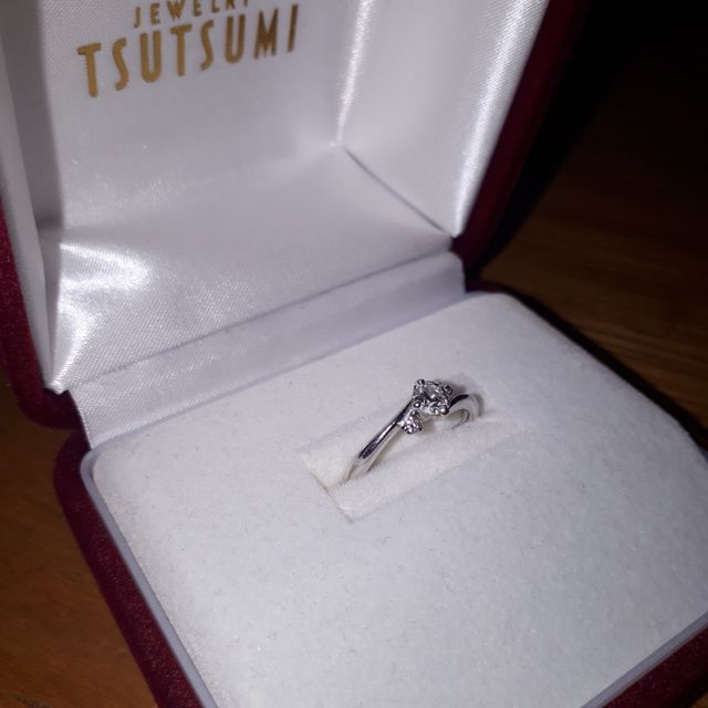 【ジュエリーツツミ(JEWELRY TSUTSUMI)の口コミ】 ダイヤのグレードを最重要事項に、デザインや価格帯で決めました。
カラッ…