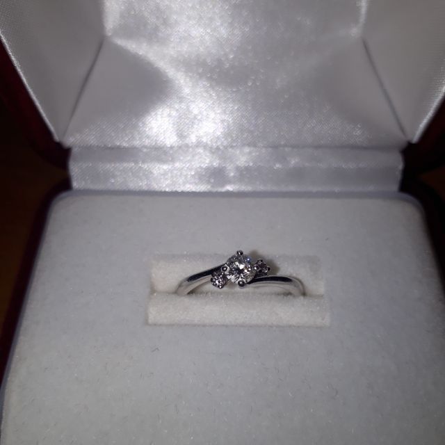 【ジュエリーツツミ(JEWELRY TSUTSUMI)の口コミ】 ダイヤのグレードを最重要事項に、デザインや価格帯で決めました。
カラッ…