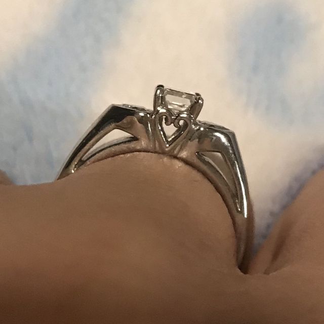 【ケイウノ ブライダル(K.UNO BRIDAL)の口コミ】 母の婚約指輪をリメイクさせて頂いたものです。
何度も何度もデザイン画を…