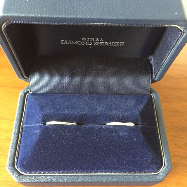 【銀座ダイヤモンドシライシの口コミ】 形が綺麗で、二人とも見た瞬間に、「これだ！」と思いました。旦那の方が…