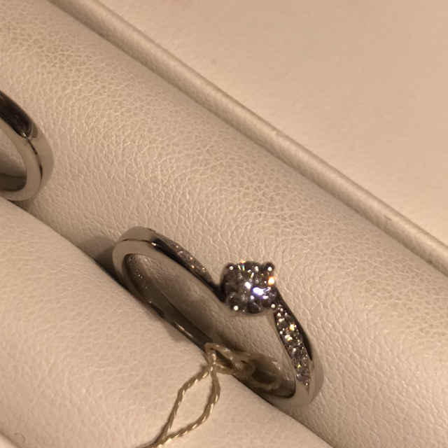 【Only You(オンリーユー)の口コミ】 曲線が綺麗な指輪です。シンプルかつ美しいデザイン性のあるものを求めて…