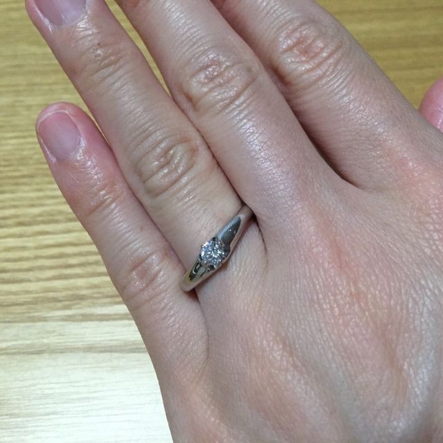 【agete(アガット)の口コミ】 独立したダイヤモンドが大きく輝いていて、存在感があります。また、V字の…