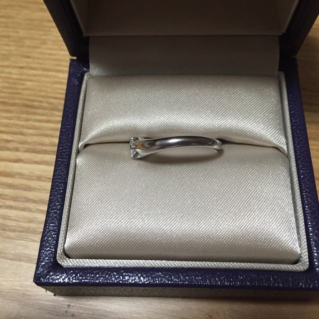 【agete(アガット)の口コミ】 独立したダイヤモンドが大きく輝いていて、存在感があります。また、V字の…