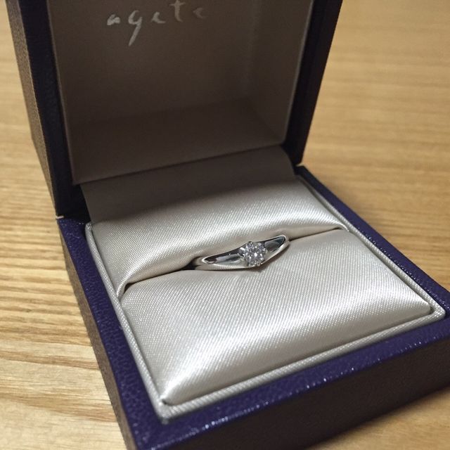 【agete(アガット)の口コミ】 独立したダイヤモンドが大きく輝いていて、存在感があります。また、V字の…