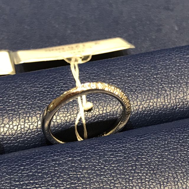 【銀座ダイヤモンドシライシの口コミ】 ☆上品で高級感がありました。
→デザインに一目惚れです。派手すぎず…
