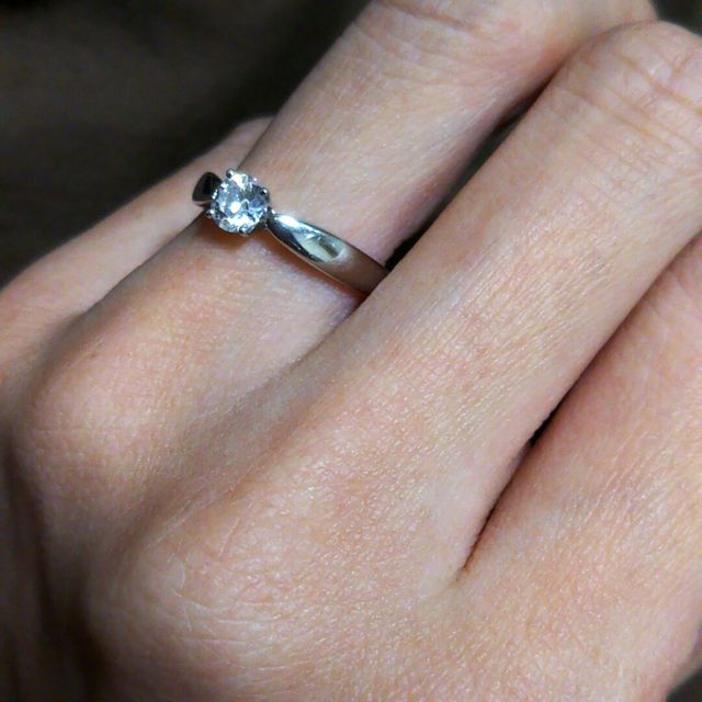 【ティファニー(Tiffany & Co.)の口コミ】 土台のデザイン( 真ん中に向かって細くなっている)にまず一目惚れ。
シン…