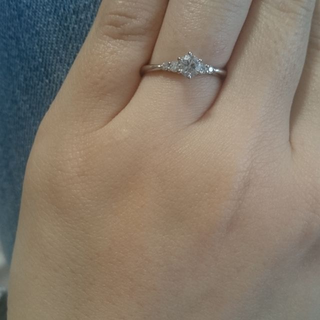 【ケイウノ ブライダル(K.UNO BRIDAL)の口コミ】 サムシングブルーを意識して、同じく3石のデザインで右側と左側が水色の石…