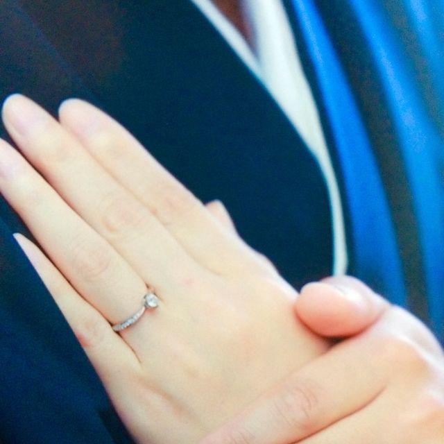 【4℃ BRIDAL(ヨンドシーブライダル)の口コミ】 指になじむS字ラインに惹かれました。指が短く太いのですが、メレダイアが…