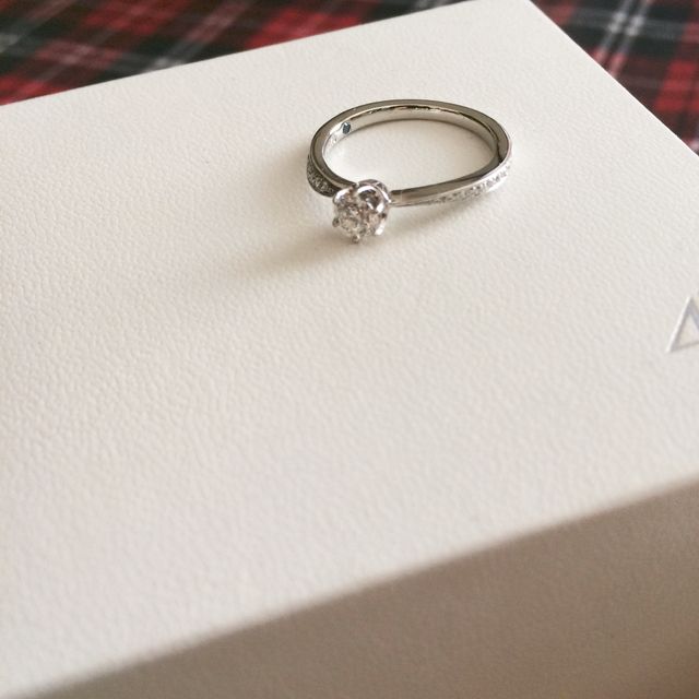 【4℃ BRIDAL(ヨンドシーブライダル)の口コミ】 指になじむS字ラインに惹かれました。指が短く太いのですが、メレダイアが…