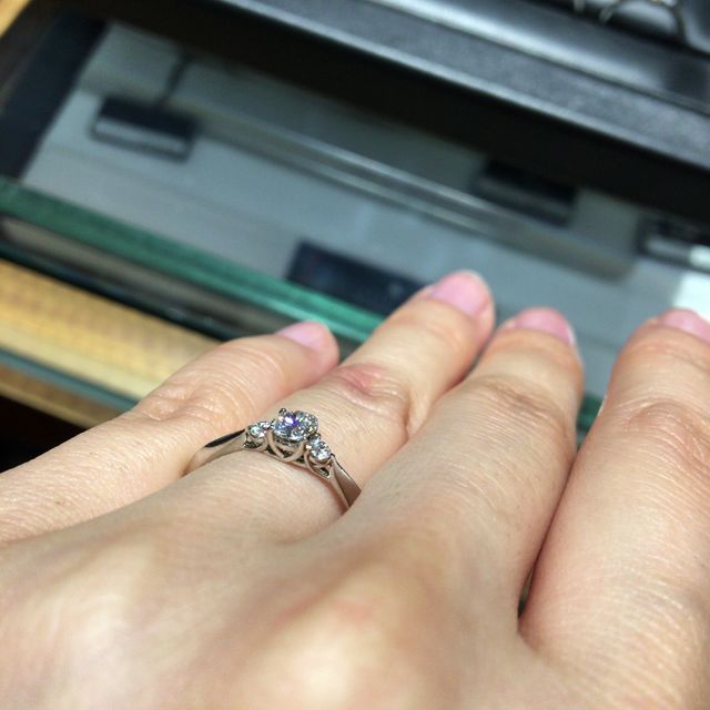 【ラザール ダイヤモンド(LAZARE DIAMOND)の口コミ】 サイドビューが綺麗な指輪です。
センターダイヤモンドの両端にもダイヤモ…