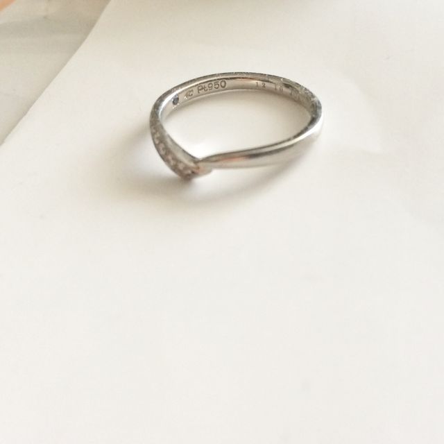 【4℃ BRIDAL(ヨンドシーブライダル)の口コミ】 ずっと着けたかったので錆びにくいプラチナ950な事と指が綺麗に見えるV字…