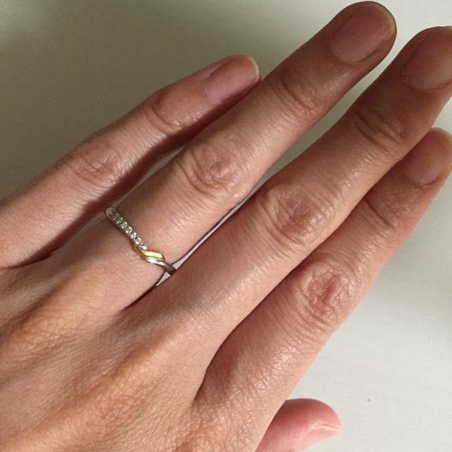 【4℃ BRIDAL(ヨンドシーブライダル)の口コミ】 シンプルで細身なデザインのものを探していましたが、ピンと来るものにら…