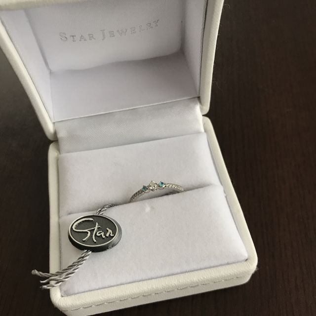 【STAR JEWELRY(スタージュエリー)の口コミ】 水色が好きなので、婚約指輪ですが、カラーの石が入ったものを探していま…
