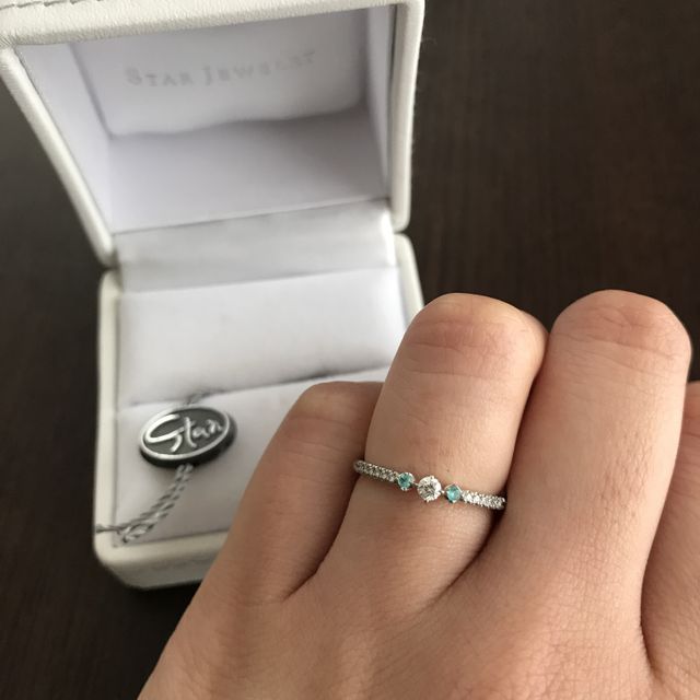 【STAR JEWELRY(スタージュエリー)の口コミ】 水色が好きなので、婚約指輪ですが、カラーの石が入ったものを探していま…