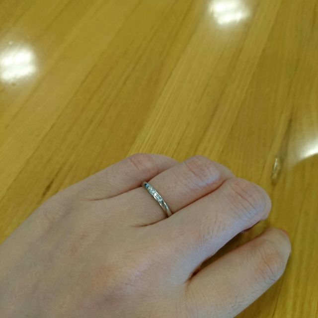 【俄(にわか)の口コミ】 デザインご華奢な指に映えるもので、気に入ったこと。
婚約指輪もセットで…