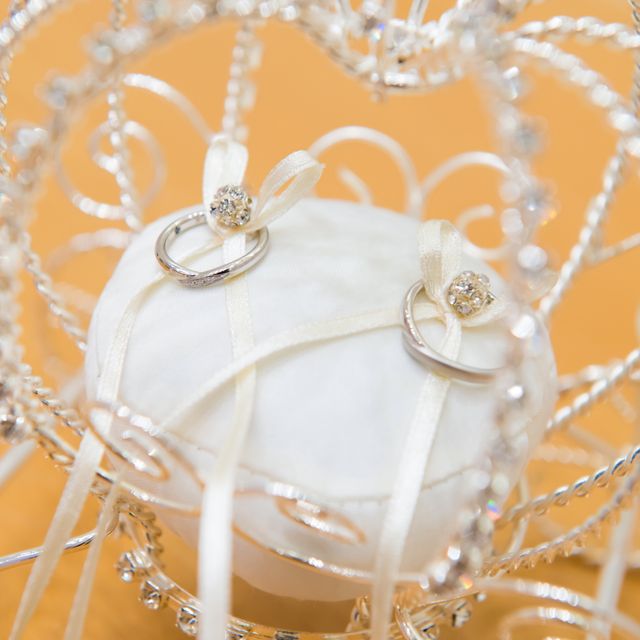 【アイプリモ(I-PRIMO)の口コミ】 婚約指輪に貰ったものがV字型だったので、それと重ねて付けられる指輪の中…