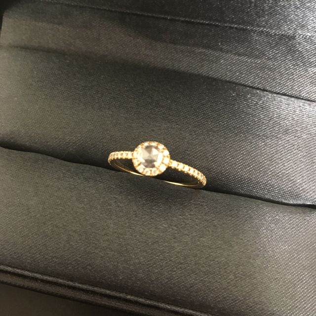 【AHKAH(アーカー)の口コミ】 デザインが可愛すぎて一目惚れでこれに決めました。婚約指輪は付ける機会…