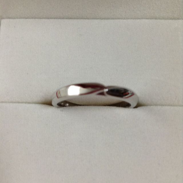 【銀座ダイヤモンドシライシの口コミ】 とにかくデザイン！
いろいろ試しましたが、これをつけた時に直感で選びま…