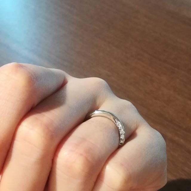 【ラザール ダイヤモンド(LAZARE DIAMOND)の口コミ】 ダイヤモンドではなくプラチナの厚みで存在感を出している点がとても気に…