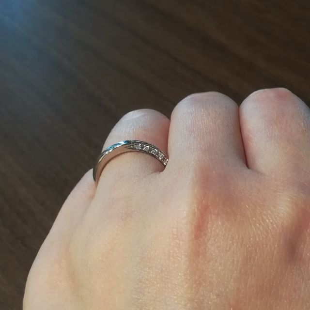 【ラザール ダイヤモンド(LAZARE DIAMOND)の口コミ】 ダイヤモンドではなくプラチナの厚みで存在感を出している点がとても気に…