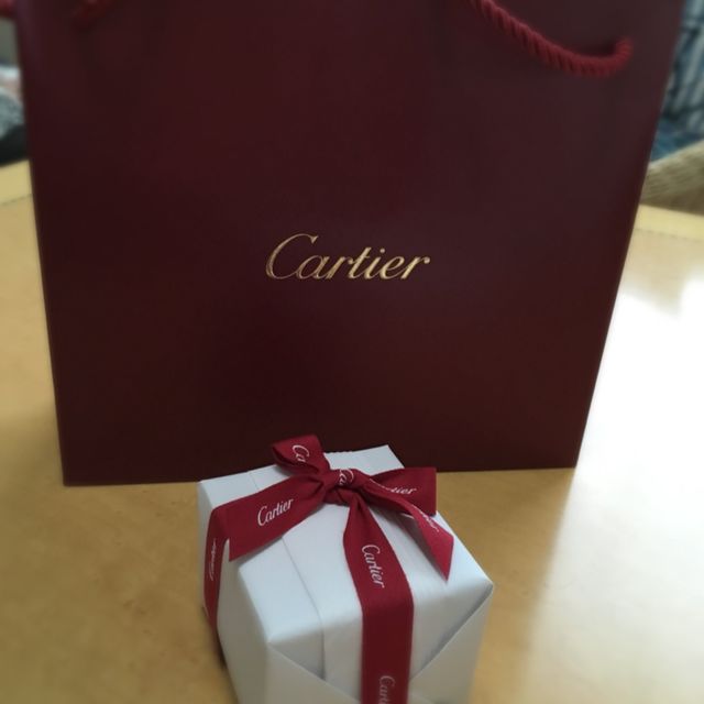 【カルティエ(Cartier)の口コミ】 ソリテールのタイプかメレタイプか悩んでいました。立て爪を横から見たと…