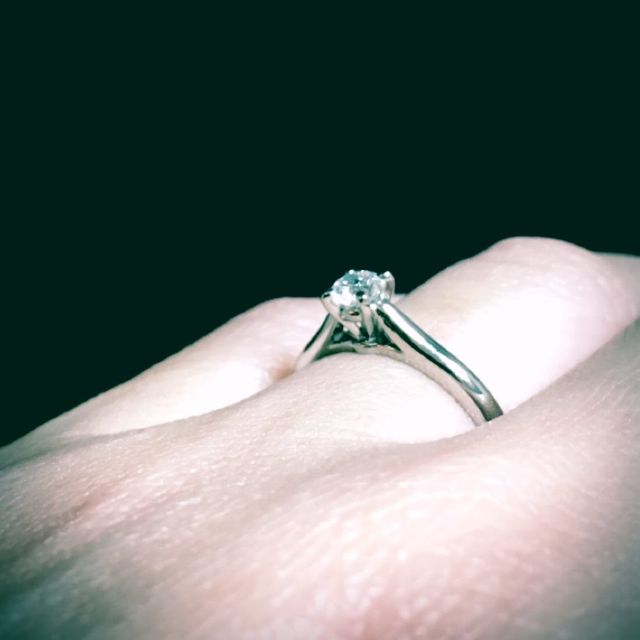 【カルティエ(Cartier)の口コミ】 ソリテールのタイプかメレタイプか悩んでいました。立て爪を横から見たと…