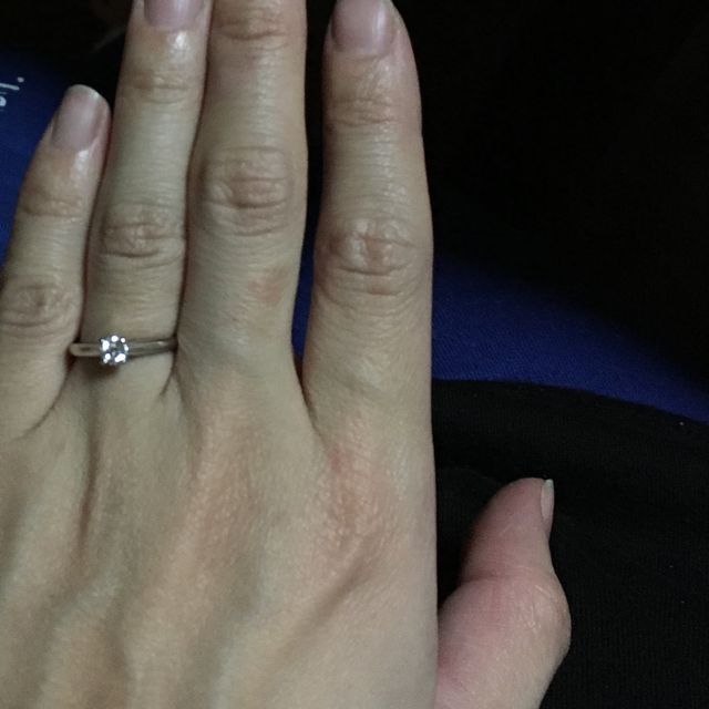 【カルティエ(Cartier)の口コミ】 ソリテールのタイプかメレタイプか悩んでいました。立て爪を横から見たと…