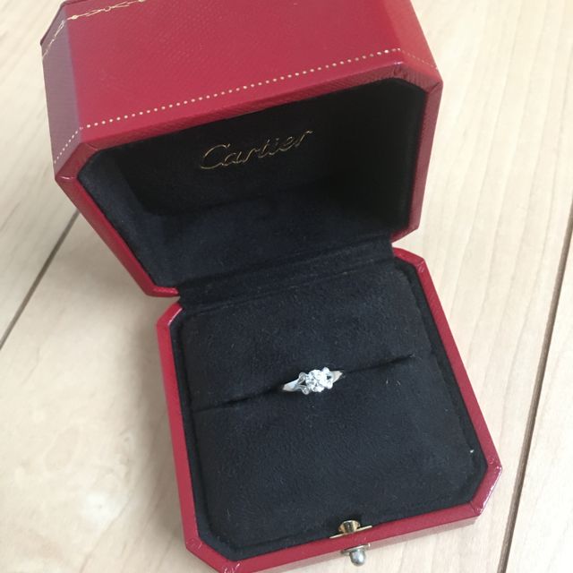 【カルティエ(Cartier)の口コミ】 昔雑誌で見かけた時から、婚約指輪はこれにする！と決めていました。
とて…