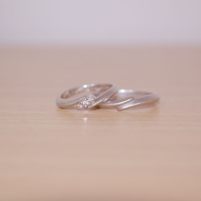 【Pink Dolphin Diamond(ピンクドルフィンダイヤモンド)の口コミ】 妻に合わせて同じデザインを購入しました。プラチナのリングに希少なピン…