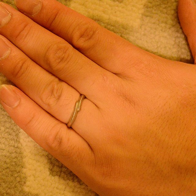 【Pink Dolphin Diamond(ピンクドルフィンダイヤモンド)の口コミ】 妻に合わせて同じデザインを購入しました。プラチナのリングに希少なピン…